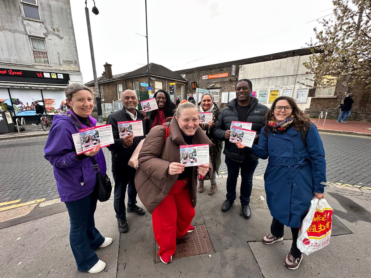 Some great canvasses out in Woodside recently. Great to speak to so many residents about their support for @SadiqKhan @MinsuR our fantastic @LondonLabour candidates and me! Join us this weekend for more fun on the Labour Doorstep ❤️🌹😊