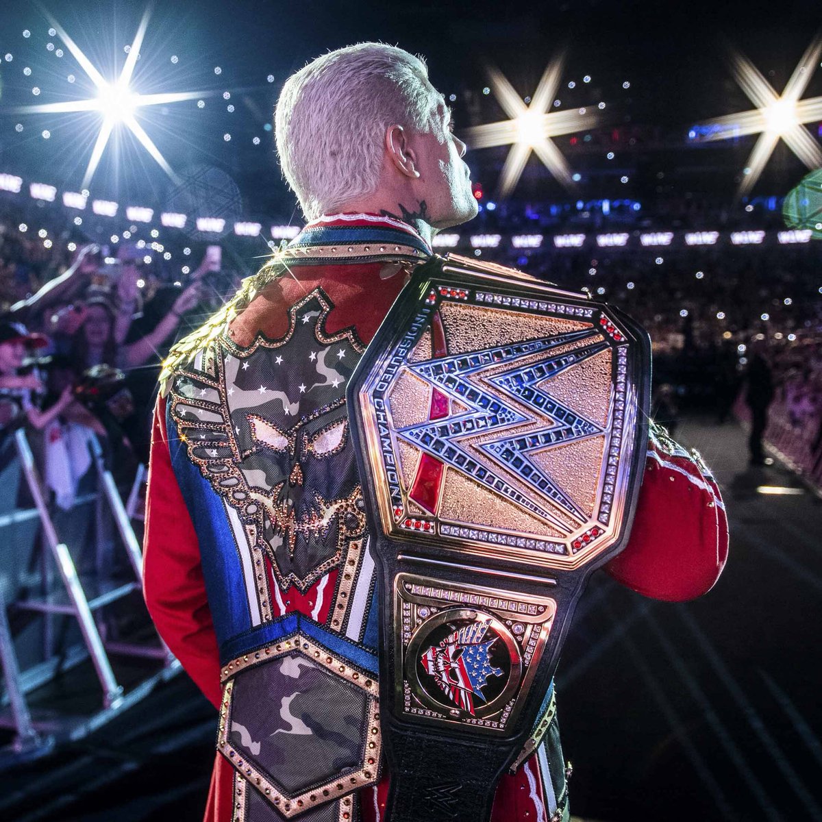 #SmackDown en France pour la toute première fois de l'histoire... J-7️⃣ - @LDLC_Arena 🎟️ : bit.ly/WWEFranceMai20…