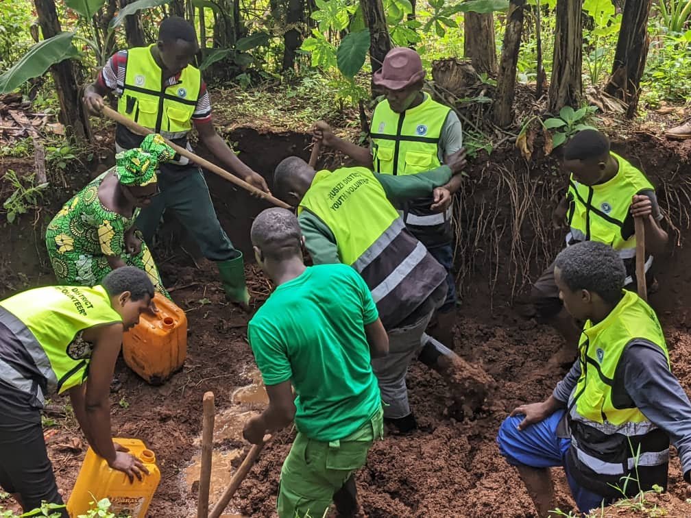 RYVCP_Kamembe's tweet photo. None #RYVCP_Kamembe ku bufatanye na @RwandaDasso bakorera muri @KamembeSe twiriwe mu bikorwa bya #HumanSecurityIssues, aho twubakiye umuturage utishoboye witwa MUKAKIGERI Clothilde ufite imyaka 60. Asanzwe muri profiling y'imihigo ya Human Security!
@RwandaLocalGov
#Tujyanemo🤝🏿 https://t.co/PnODl6ddvV