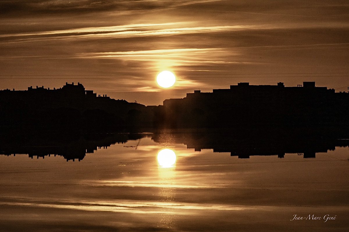 Effet miroir au lever de soleil sur l’étang de Leucate. Un moment unique! 
#leucate #sunrise #sunrisephotography #aude #audetourisme #jaimelaude #occitanie #occitanietourisme #cotedumidi #photography #photooftheday #photo #photographie #baladesympa