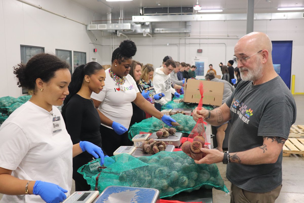 We're grateful that @SenFettermanPA's office joined us today to volunteer! 🤝 Together, they sorted over 1,300 lbs of fresh & nutritious beets. These will go to our neighbors in need & will help make over 1,083 meals. Thank you for supporting our mission!