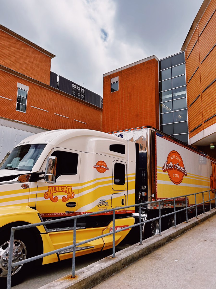 Look who came to town! 🤠 @TheAlabamaBand we’re SO ready!