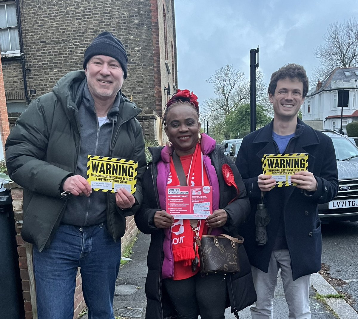 Out tonight in Herne Hill tonight with @cllrpaulineg warning residents that not voting for @SadiqKhan on 2nd May risks seeing the most extreme & unsuitable candidate yet fielded by the Tories elected by the backdoor as @MayorofLondon #LabourDoorstep