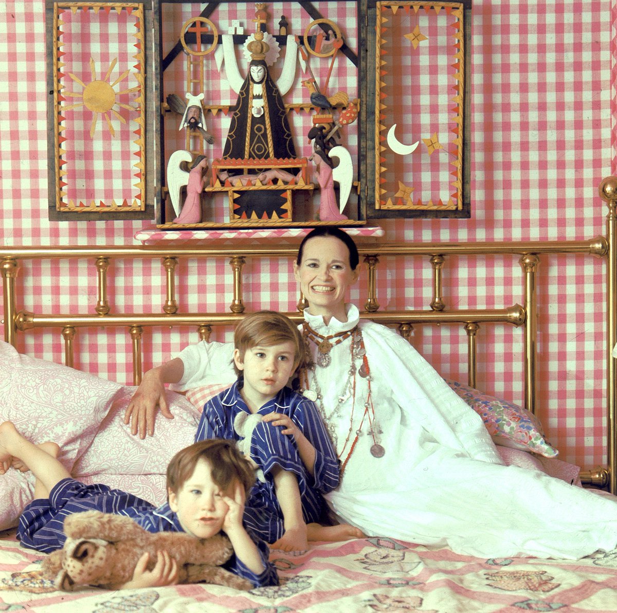 @Uncommonsince76 Notice the beheaded man and altar that hung above Gloria Vanderbilt's bed.