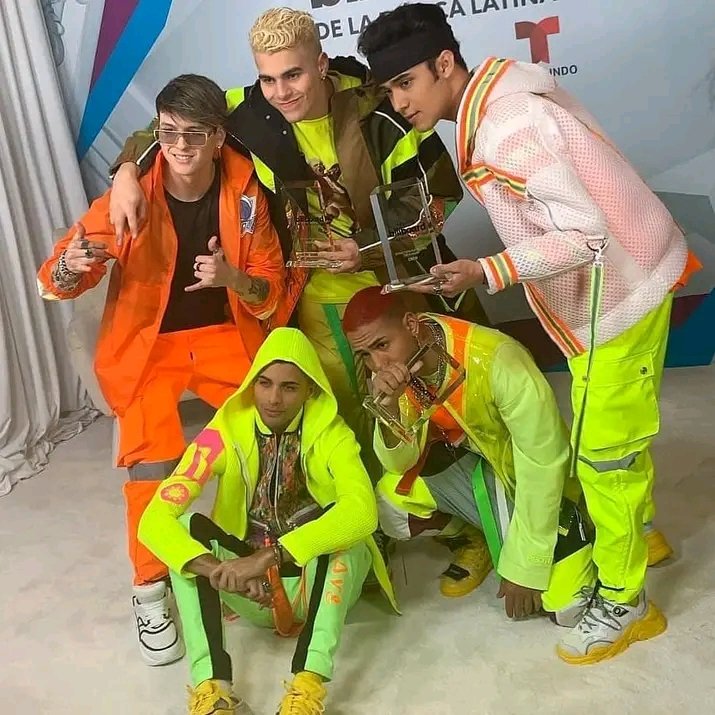 CNCOGOODS's tweet photo. @hailstabIe Ay ay dios que distraído soy de me escaparon Los Premios que sus cdes jamás tendrán https://t.co/xojiBi71C6