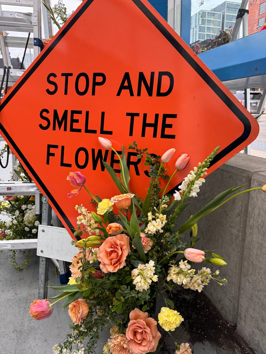 kcstreetcar's tweet image. April Showers bring May Flowers. Even in the rain, stop and smell the flowers.  For a limited time, the Crossroads SB stop at 19th &amp;amp; Main will be adorned w/ vibrant flowers. This is a 1st ever collaboration w/ the #kcstreetcar, @MADEMOBB &amp;amp; Lily Floral Designs.🌼