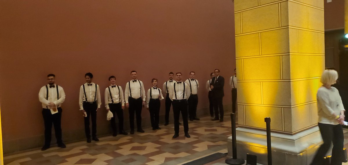 Standing ovation for the staff serving <a href="/HOTREC_EUROPE/">HOTREC</a> delegates tonight at magnificent #Budapest GA gala dinner. #Hospitality <a href="/AVassilikos/">Alexander Vassilikos</a> @AUDREMAR