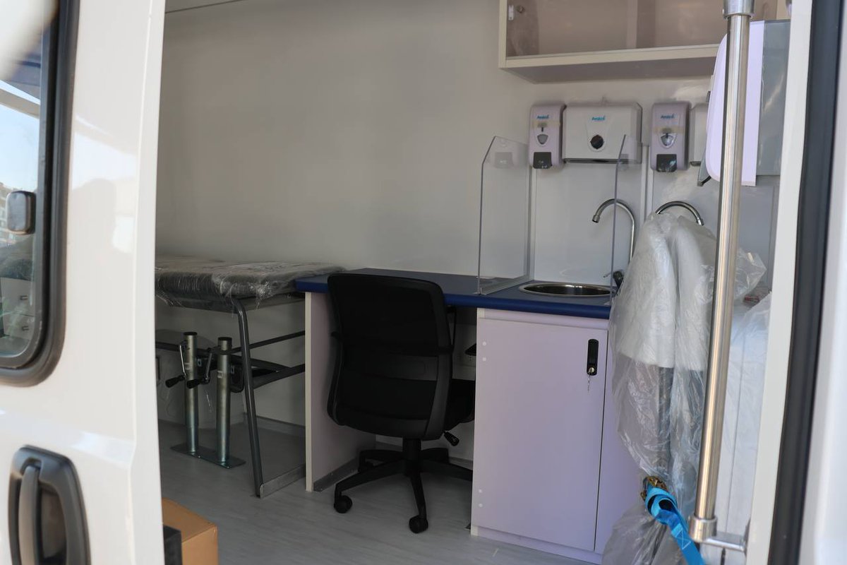 #MejorSaludRural🚑 Gob. @JMCarvajalG entregó 3 clínicas móviles para la atención primaria de salud en #Camiña, #Colchane y #Huara. Vehículos fueron financiados por el Fondo Nacional de Desarrollo Regional, FNDR, por más de $220 millones.👏