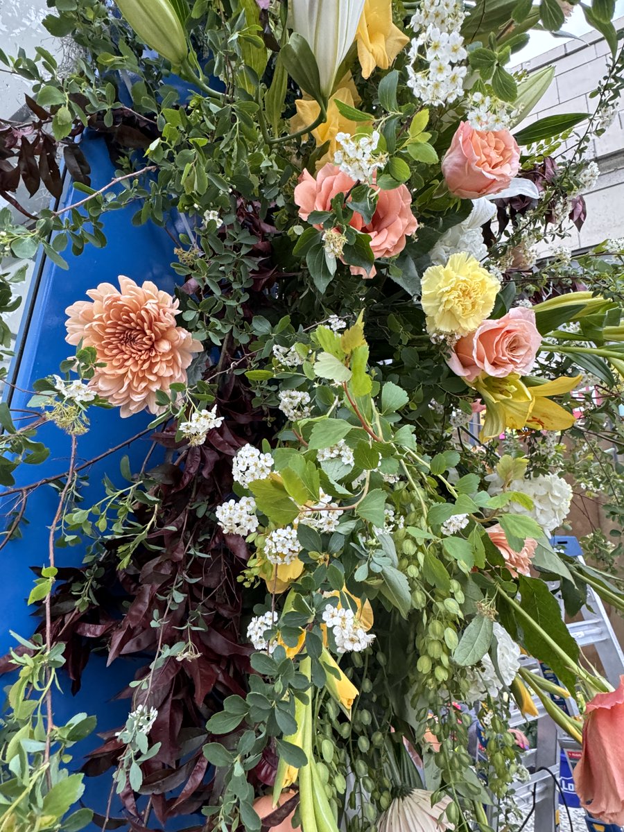 kcstreetcar's tweet image. April Showers bring May Flowers. Even in the rain, stop and smell the flowers.  For a limited time, the Crossroads SB stop at 19th &amp;amp; Main will be adorned w/ vibrant flowers. This is a 1st ever collaboration w/ the #kcstreetcar, @MADEMOBB &amp;amp; Lily Floral Designs.🌼