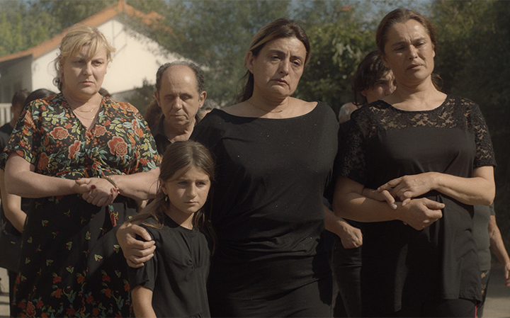 Mientras los adultos se pelean por la organización del funeral de la abuela, a una niña la persigue el espíritu de la que todos consideraban una bruja. 🎬'Alma viva' (2022), de Cristèle Alves Meira. 🗓️Esta semana en #CinesUNAM 📍Cinematógrafo del Chopo filmoteca.unam.mx/exhibiciones/a…