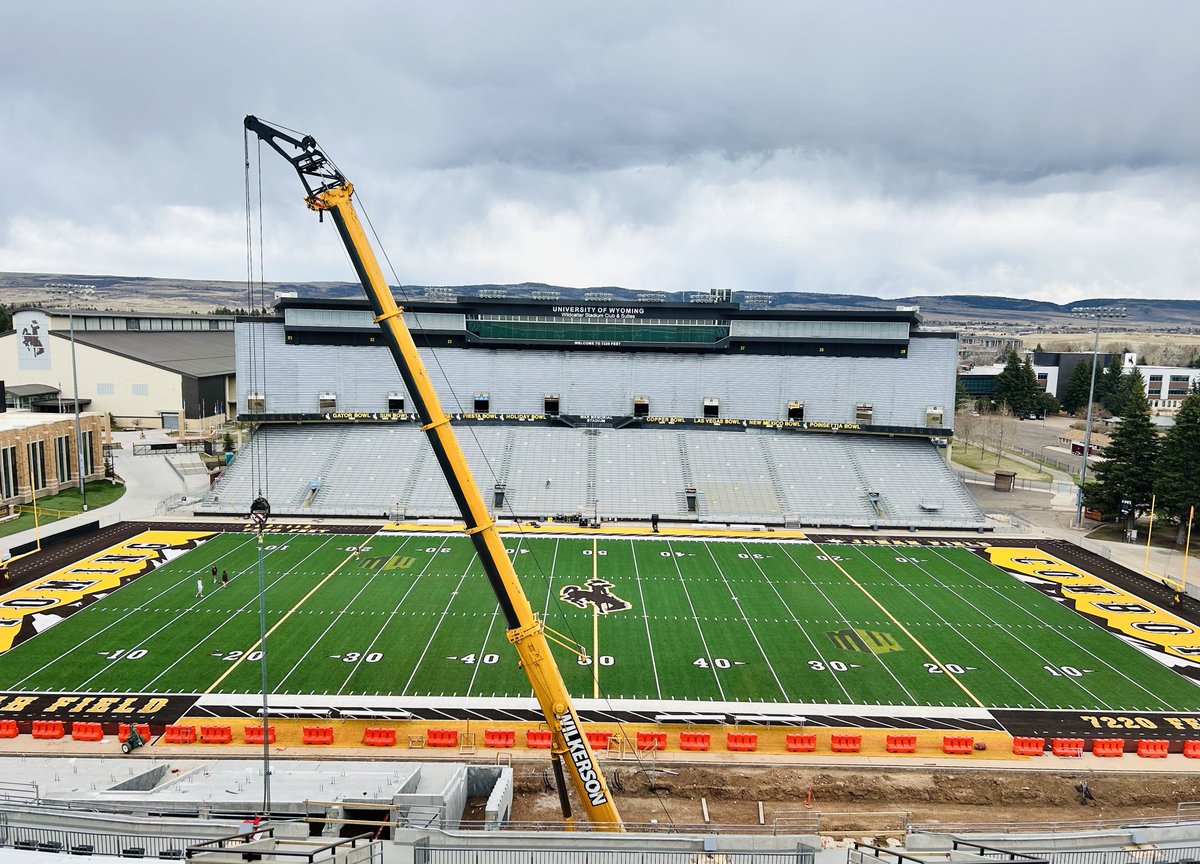 One hour until ⁦@wyo_football⁩ spring game ‘24 at the War 🚧 🏈 🤠 #GoWyo