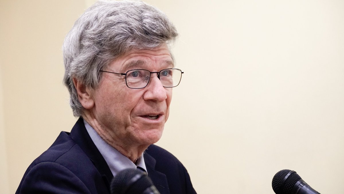 Jeffrey Sachs, el reconocido economista estadounidente, profesor, asesor de @ONU_es y crítico de la política exterior EEUU, sostuvo interesante intercambio en el @ISRICuba. Visita #Cuba 🇨🇺 para participar en el Congreso del Nuevo Orden Económico Internacional.