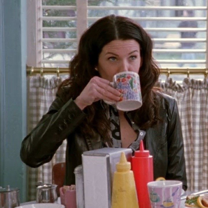 happy birthday to everyone’s favourite coffee drinker, lorelai gilmore ! <3