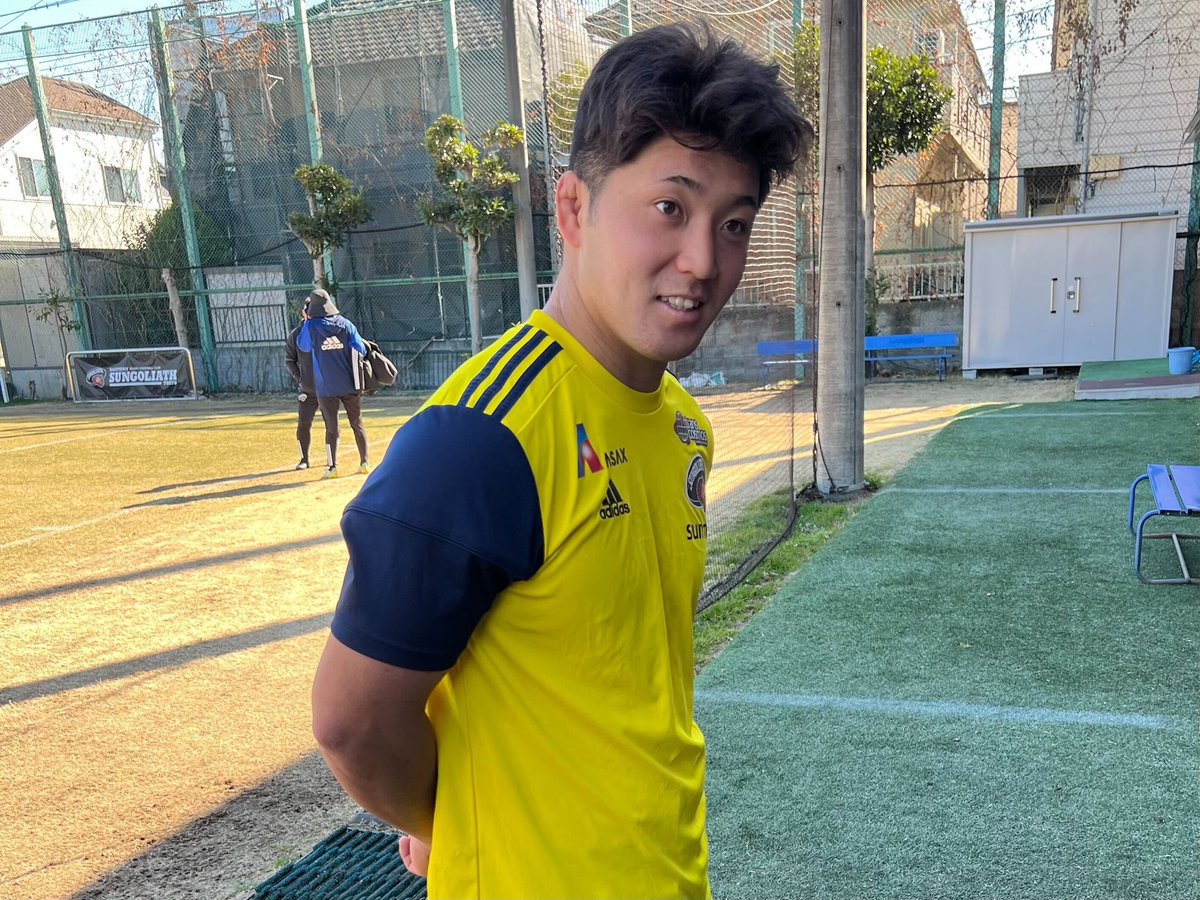 📝#番記者ポスト/チームの裏側📸

前節では好タックルでピンチを防ぐなど、ディフェンス面でも成長著しい #東京サンゴリアス の若き司令塔 #髙本幹也 選手。守備は日々、先輩の #中村亮土 選手に直接指導を受けているという。…