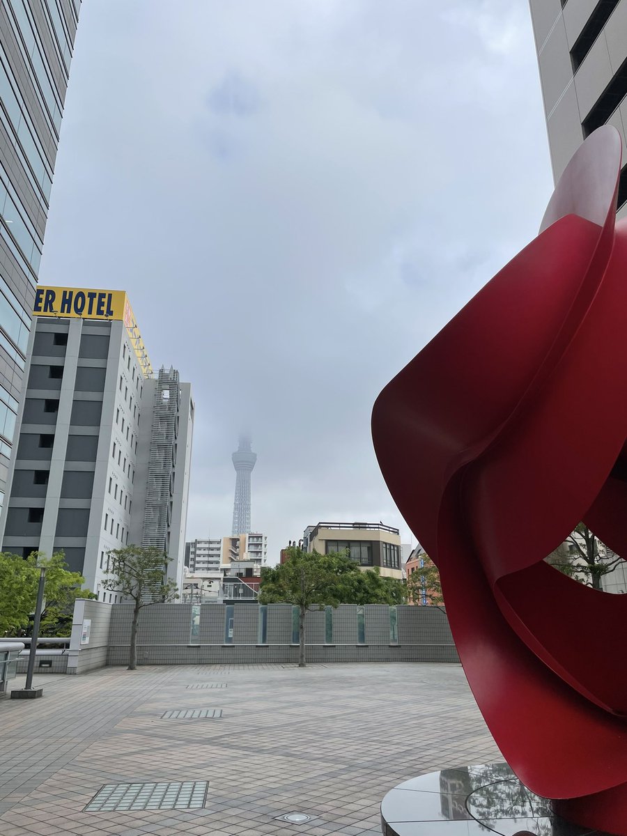 グーテンモルゲン！ 錦糸町はくもりです☁️ この天気では、この後暑くなるなんて信じられないです… 明日からGWの方もちらほらといらっしゃるようですね。 良かったら、皆さんのご予定をリプください！中の人は、映画三昧です🎞️ #企業公式が地元の天気を言い合う #企業公式春のフォロー祭り