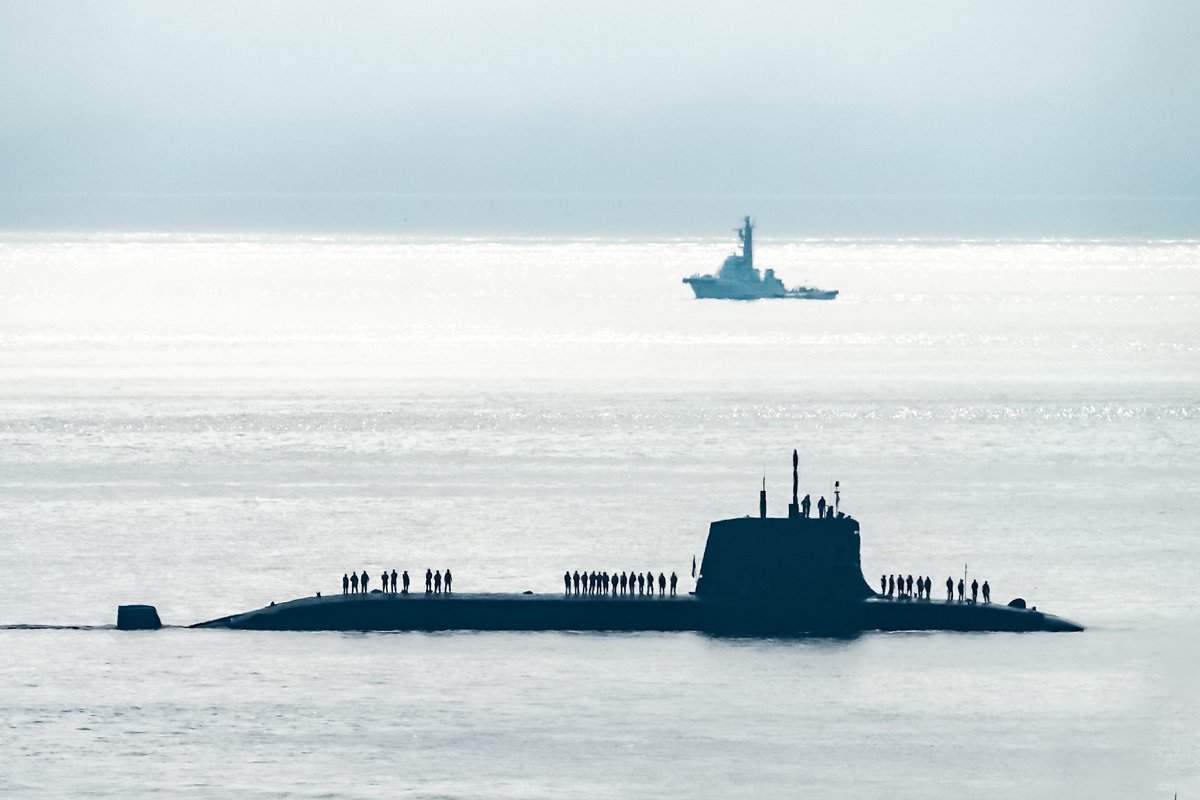 海上自衛隊の潜水艦が本港に入港です。
#海上自衛隊 #横須賀