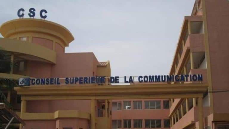 #Burkina Le CSC suspend temporairement les programmes de BBC/Afrique et de VOA Motif: Le CSC dit constater la diffusion,ce 25 avr.sur les ondes et les plateformes numériques de BBC-Afrique et de VOA d’un article accusant l’armée burkinabè d’exactions sur des populations civiles.