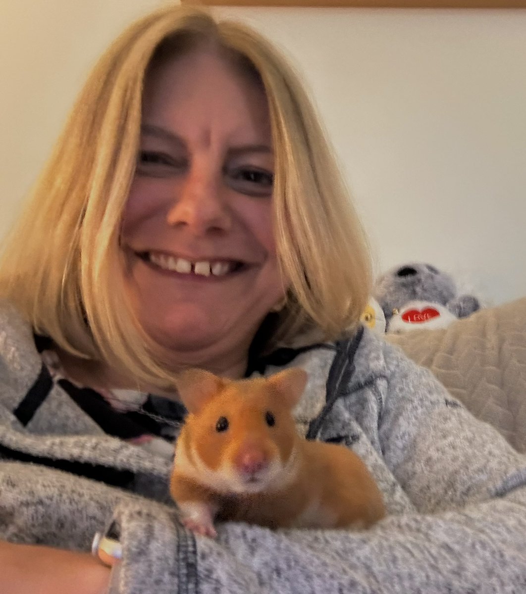 Henry hamster 🐹 training is now officially completed. He’s a friendly little poppet and even let me capture this selfie of the two of us. Look at his adorable little face ❤️🥰