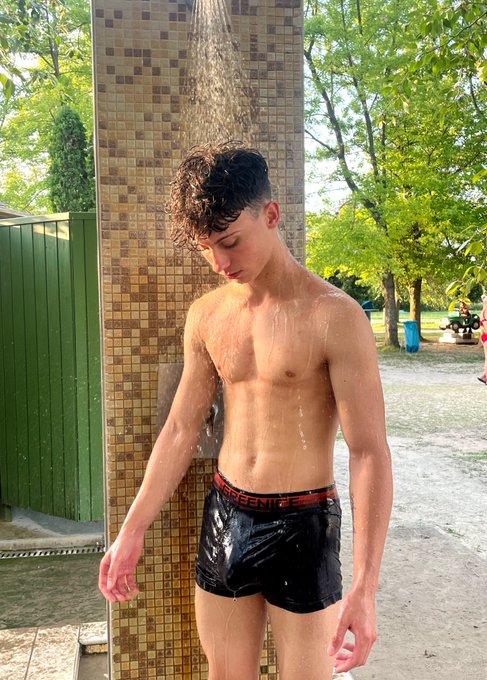 Feeling sexy while showering https://t.co/cMODFO0DeV