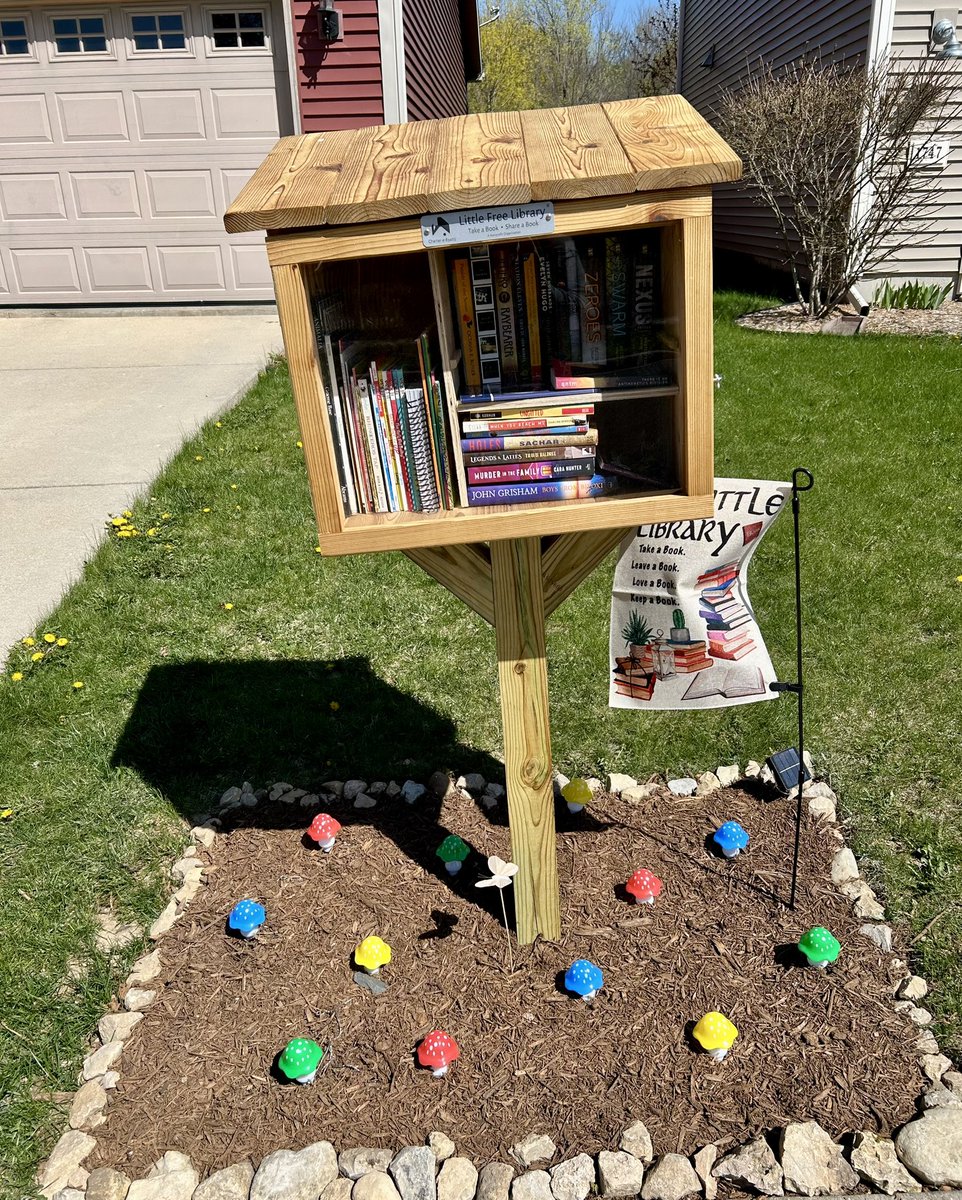 PatZMiller's tweet photo. A lovely new @LtlFreeLibrary on my daily walking route. #booklove #shareabook https://t.co/fuJZmVVhTc