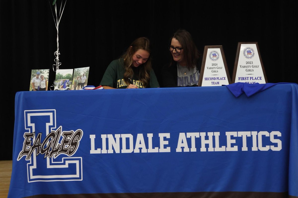 Senior Karis Pollard signed to Florida Gateway College today. "Thank you to everyone for loving and supporting me through this journey."
- Karis Pollard, 12 📷Laccie W.