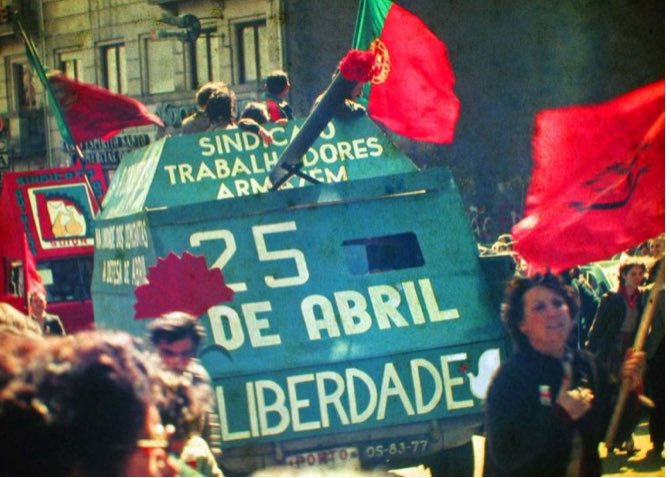 Aujourd’hui, c’est une journée particulière pour tous les #portugais : il y a tout juste 50 ans, le 25 avril 1974, la 'Révolution des Oeillets' mettait fin au régime dictatorial portugais en place depuis plus de 40 ans.
Un coup d'Etat militaire pacifiste qui instaure une