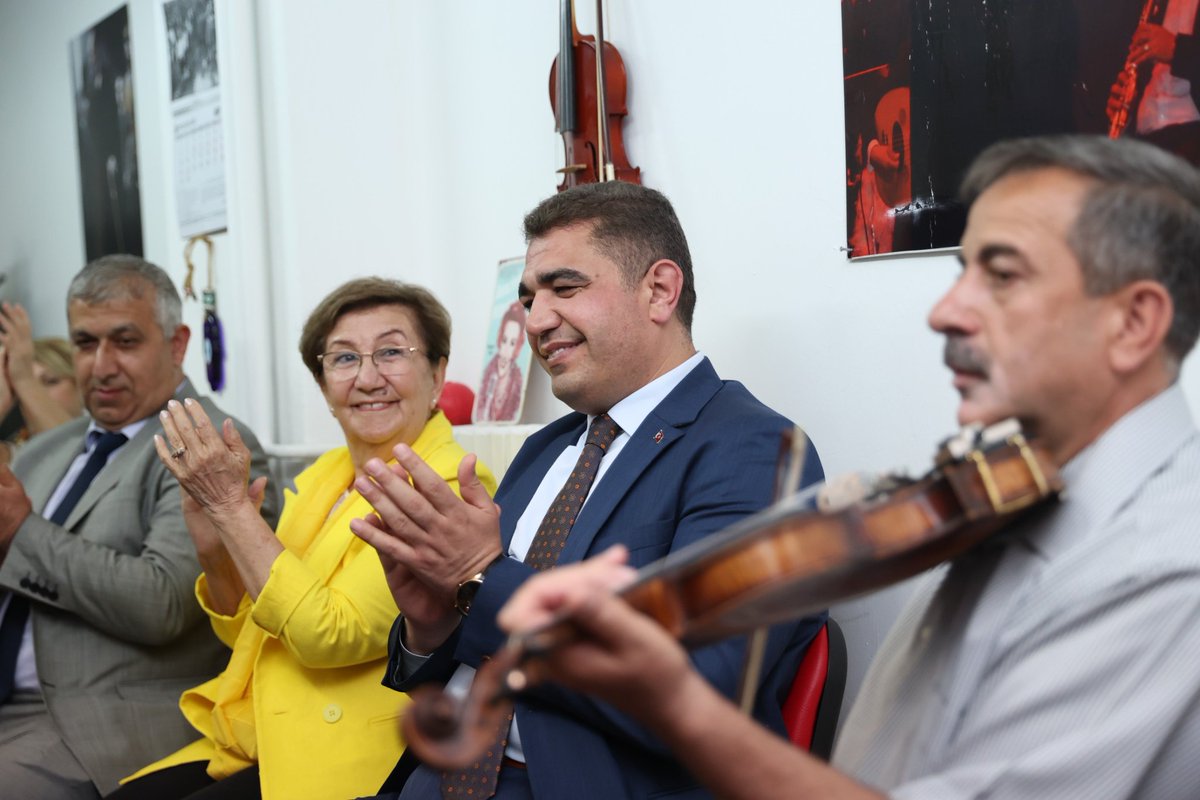 Valimiz Sayın @ValiSelcukAslan, Düzce Musiki Derneği’ne iade-i ziyarette bulunarak, Dernek Başkanı Gönül Aydın'dan dernek faaliyetleri hakkında bilgi aldı. Musiki Derneği üyeleri tarafından sergilenen müzik dinletisi Sayın Valimizce beğeniyle takip edildi.🎻