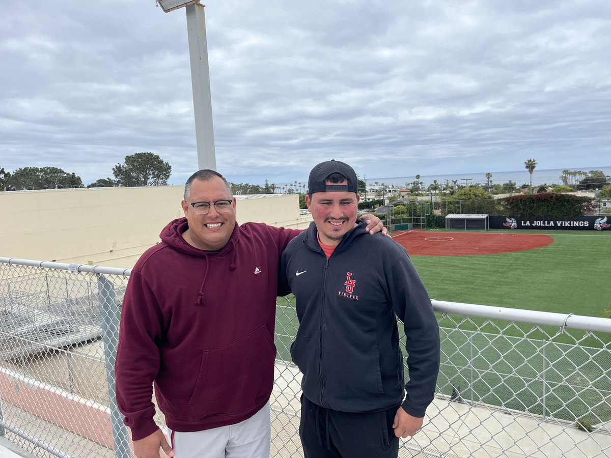 Shoutout to my guy @TheRealChris_V for all the love today! Always great to see a SouthBay guy impacting young men through his work! Big thank you to @LJHSVIKINGFB for all the hospitality! #GoLEFT👈🏽 #PlayInTheSouthBay☀️🏈