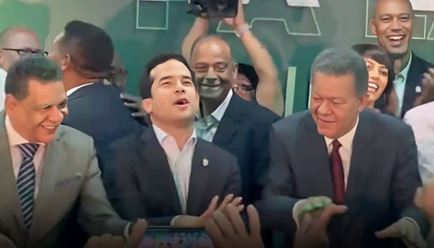 Tirando pasitos de baile celebran Omar y Leonel desempeño en debate. #NoticiasSIN #Leonel #Baile #Desempeño #Omar #Debate Más detalles en nuestro periódico noticiassin.com noticiassin.com/tirando-pasito…