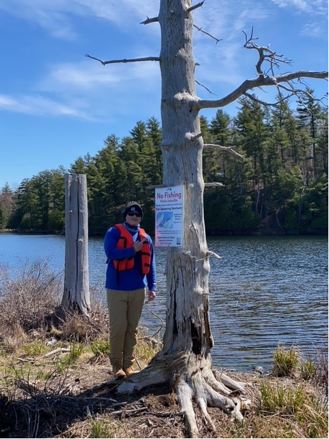 Today our team @joelzhang_sci at @QUBioStation hung new @FishWildlifeON fishing sanctuary signs on Lake Opinicon. We are studying this temporary experimental bass sanctuary intended to protect nesting males. @CarletonScience @fishconserve