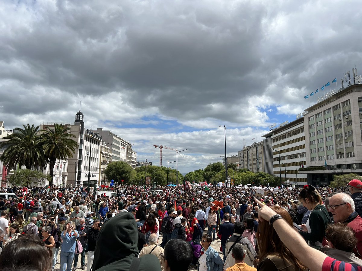 Há cada vez mais trolls do teclado, nesta e noutras redes. Mas o que se passou hoje na avenida da liberdade mostra que para continuar abril, somos muitos, muitos mil.