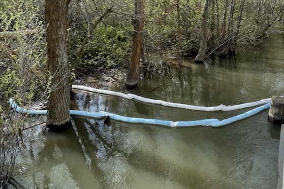 #ParleysCreek fuel spill thread 🧵 Following this morning’s I-80 fuel spill that impacted Parley’s Creek, health officials advise people and pets to stay out of potentially affected waterways until water sampling results are available.