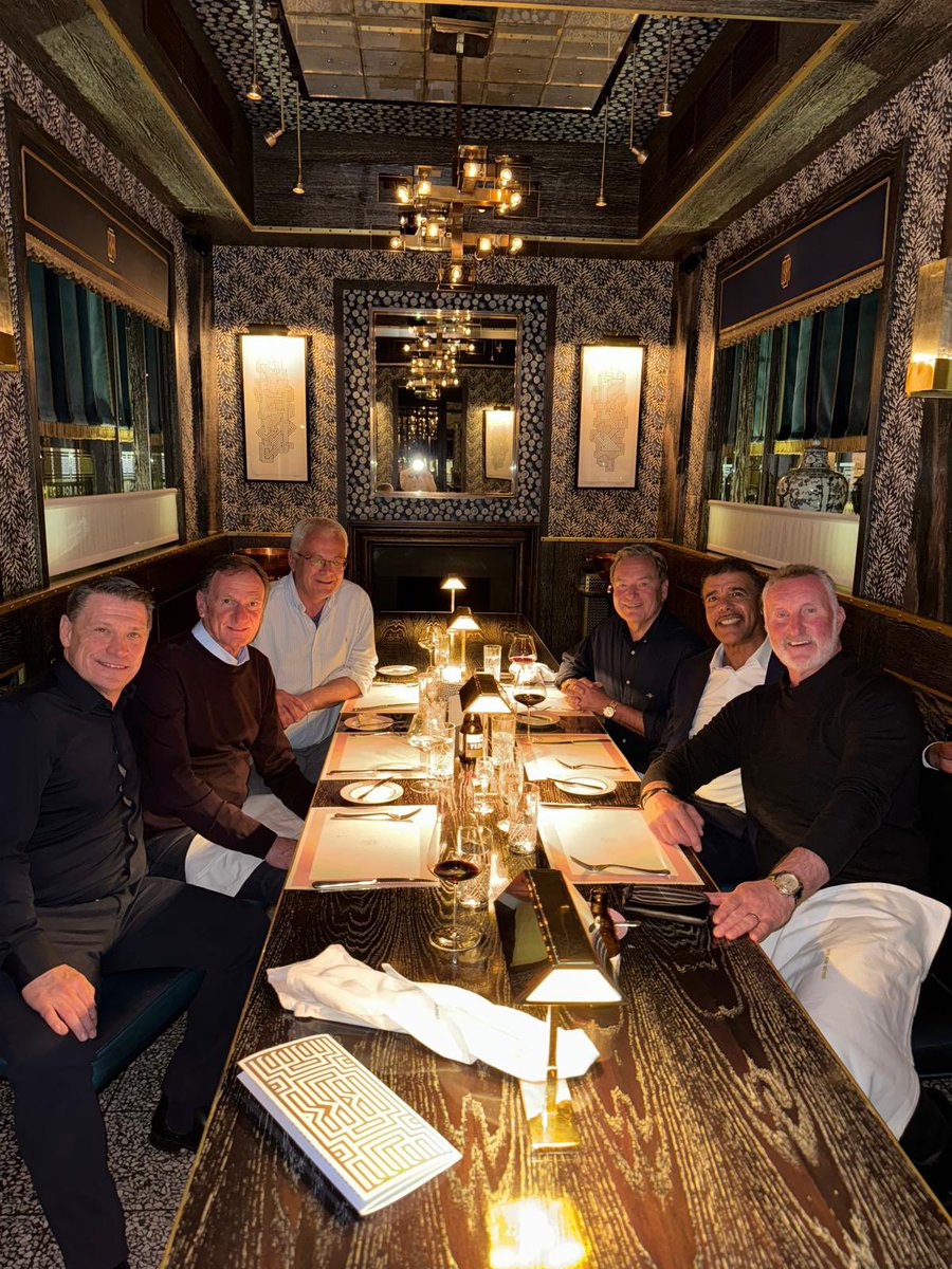 We’re not all here but gr8 to meet up with the Soccer Sat boys 2nite … #london #SSN #skysports @JeffStelling @AlanMcInally @Phil_Thompson4 @chris_kammy