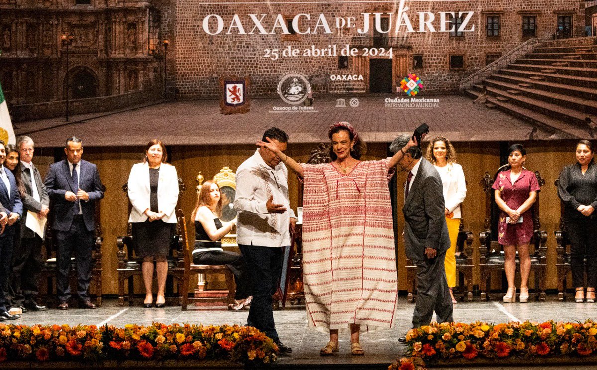 30 años de trabajar por #Oaxaca y enamorada de esta maravillosa ciudad. Hoy el @MunicipioOaxaca me ha honrado con la medalla Donají. Gracias por tantas muestras de cariño. Estoy muy feliz.