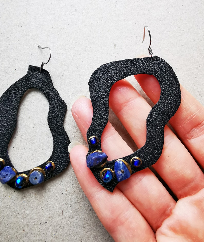 ElyseeartD's tweet photo. 🖤💙Unique geometric wavy earrings made of soft genuine leather in black with blue beads adornments. Cubist hoop dangle earrings designed by Elyseeart.
Available: 
https://t.co/b9YZqMdhJq
#hoopleatherearrings #blackleather #leatherearrings #CubistStyle #urbanfashion #wavyearrings https://t.co/8a0YKzUItc