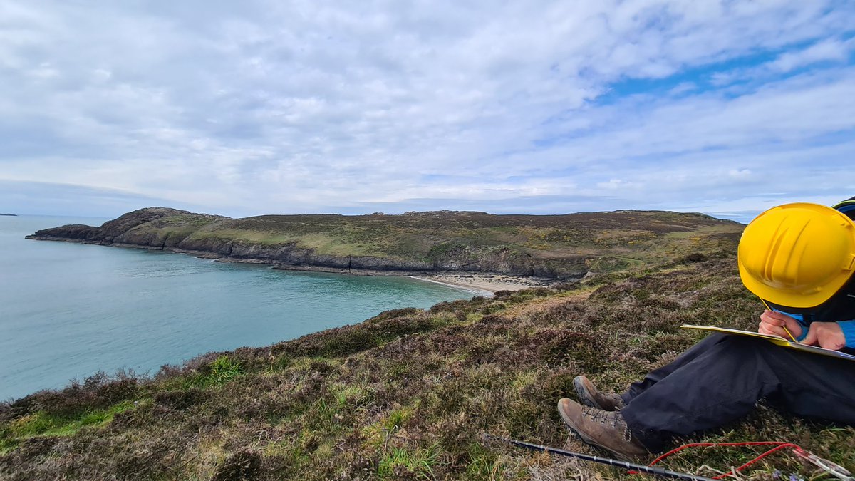JRawlingsVolc's tweet image. Final day of the undergraduate first year geology fieldtrip to Pembrokeshire. Students completed their summative mapping exercise around St David&apos;s Head. @morgan_bugler @OceanEarthUoS