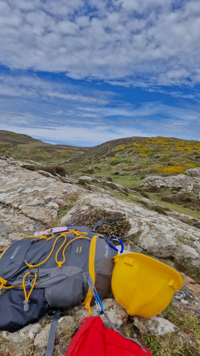 JRawlingsVolc's tweet image. Final day of the undergraduate first year geology fieldtrip to Pembrokeshire. Students completed their summative mapping exercise around St David&apos;s Head. @morgan_bugler @OceanEarthUoS