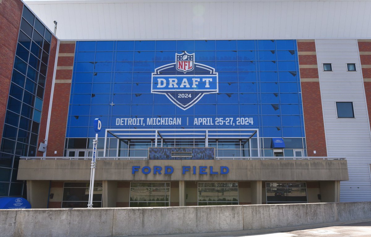 MirrorUSSports's tweet photo. Our NFL Draft live blog is up and running! Don't miss a trade or pick and follow all the action right here 👇🏈 #NFLDraft 
https://t.co/xtUChqoC4L https://t.co/1Y3Ocivwfl
