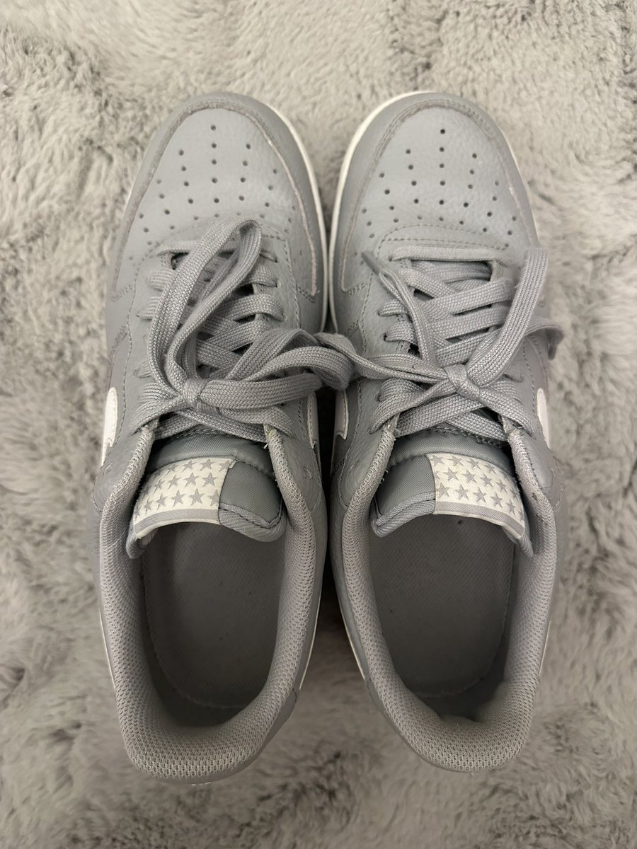 Smelly Nike Sneaker 42,5 (Airforce1 in Grau) zu verkaufen… Welche schwuchtel bietet am meisten für die Sneaker vom Master ?? Melde dich und wenn du keine Kohle hast RT! #airforceone #master #sneaker #nikesneaks #meninnikes