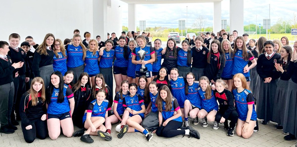 Incredible victory & a hero's welcome for our ladies' minor football team today! As they became North Munster Champions with a nail-biting scoreline of 4:7 to 4:5 against @GCLuimnigh, what a thrilling match! Well done to this amazing team & coaches @LKLadiesGaelic @LCETBSchools