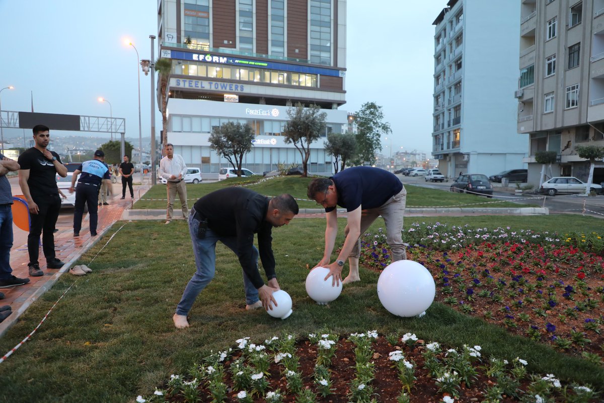 Mete Aslan bulvarında çevre düzenlemelerimizi ışıklandırıyoruz. İskenderun çok güzel olacak. 

#iskenderun #iskenderunbelediyesi #i̇skenderunumuz #iskenderunluyum