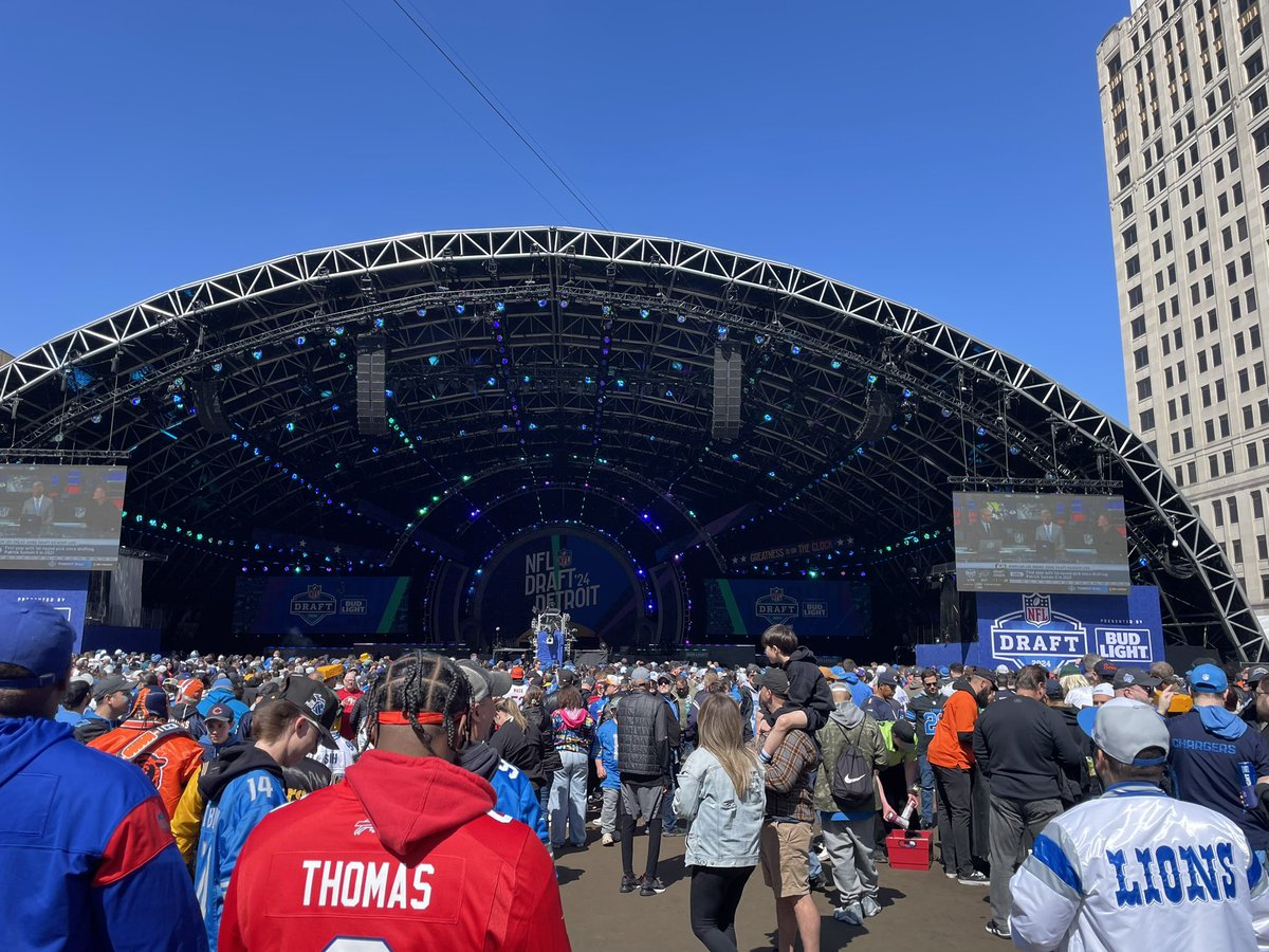 AM800CKLW's tweet image. It’s #NFLDraft2024 day in Detroit!!

So many activities happening in Hart Plaza and Campus Martius!

@visitdetroit 
@detsports 
#nfldraft
#nfldraftdetroit