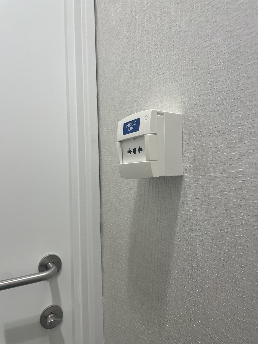 Cool! Bij KBC Leuven hebben ze speciaal een knop om je pipi langer op te houden als de WCs smerig zouden zijn!!