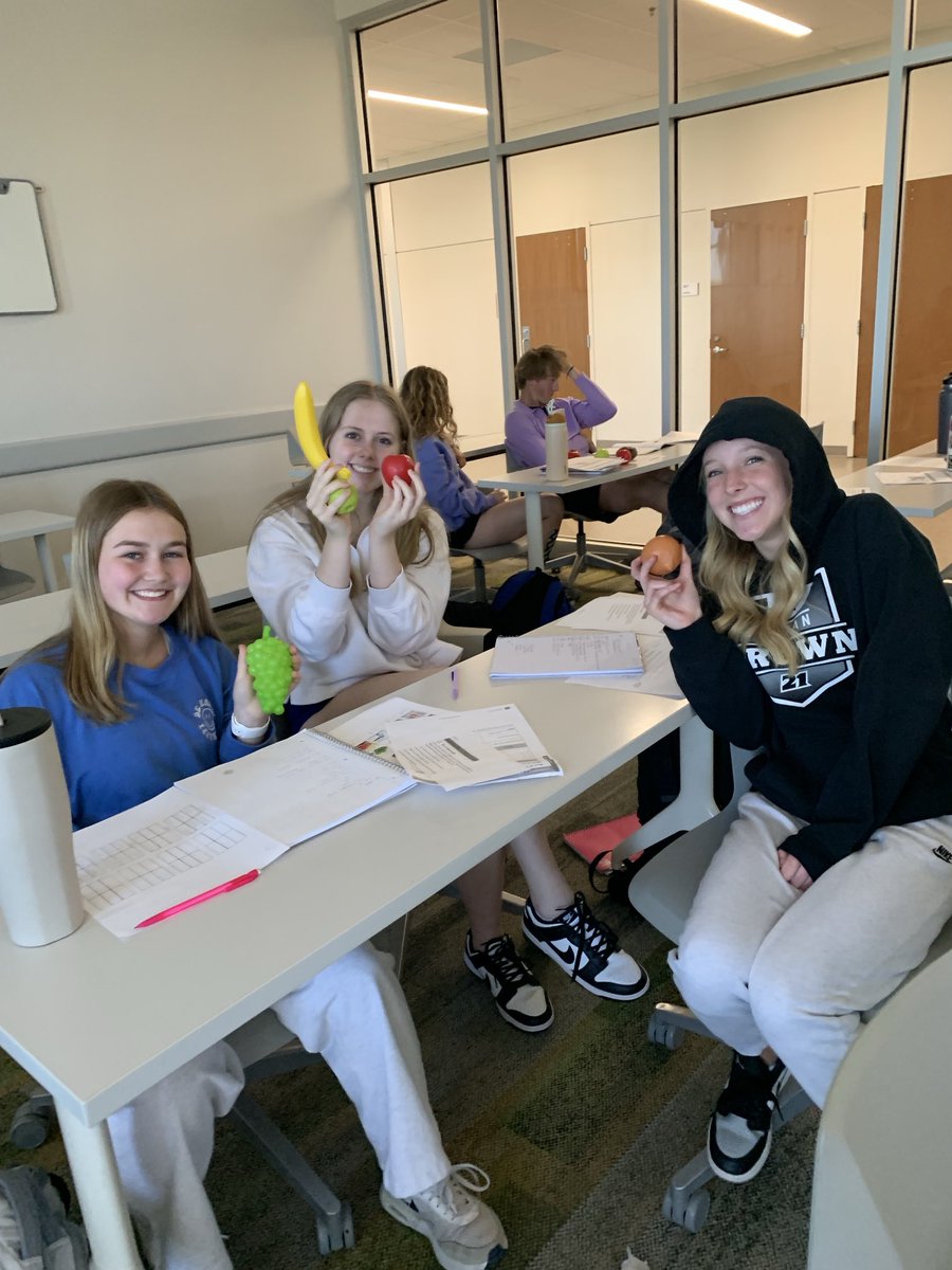 ProfeDetrixheOW's tweet photo. Spanish 1 planning and executing without notes their food market shopping dialogues complete w (fake) veggies/fruits. They’re ready to go a Mexican market to shop, ask questions and buy! @OlatheWestOwls
@OlatheWL https://t.co/c0TJUyC1DL