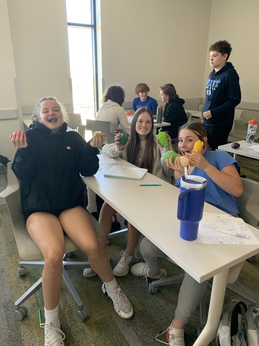 ProfeDetrixheOW's tweet photo. Spanish 1 planning and executing without notes their food market shopping dialogues complete w (fake) veggies/fruits. They’re ready to go a Mexican market to shop, ask questions and buy! @OlatheWestOwls
@OlatheWL https://t.co/c0TJUyC1DL