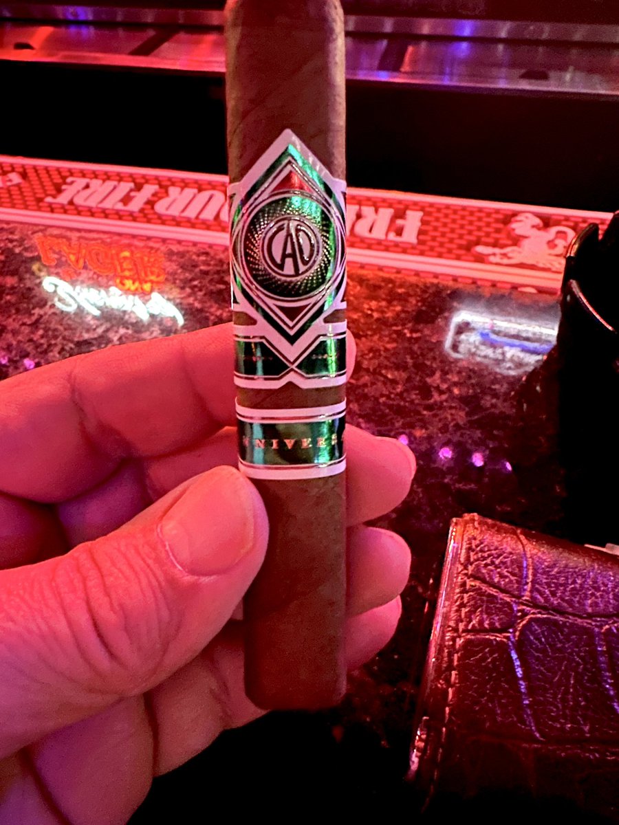 Didn’t post this the other night, but had a bit of a revelation with this @caocigars Cameroon L’Anniversaire. I’m a cigar bubba… enjoy the experience, can discern likes/dislikes, but not gonna pick out notes of flavors. 1/2