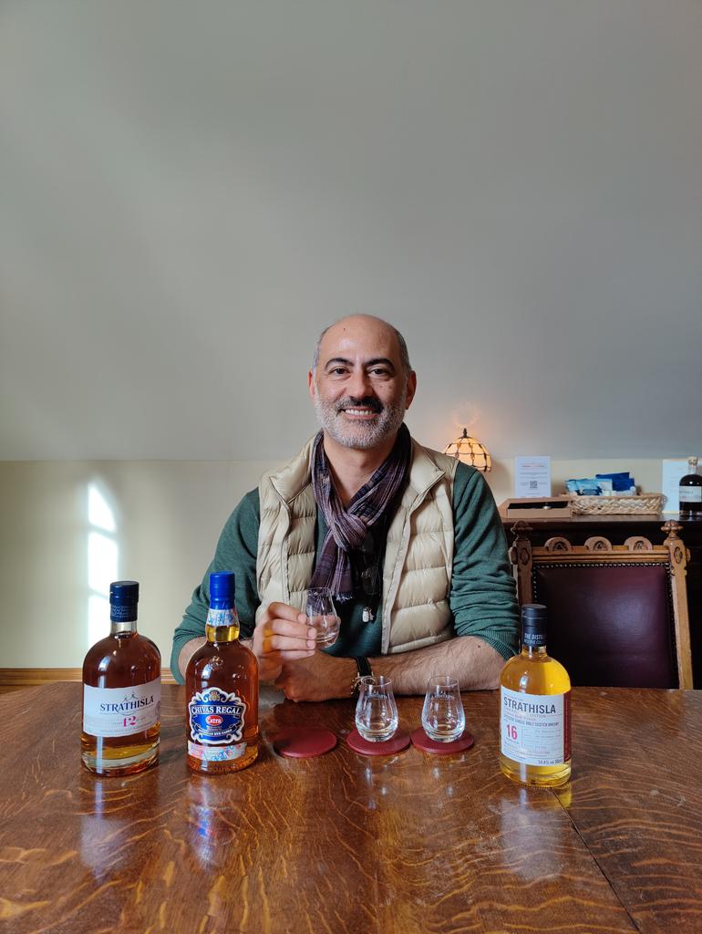 Strathisla çok tanınan bir damıtımevi değil ama viskilerinin tadını çok iyi biliyorsunuz, damıtımevinde üretilen viskilerin %90'ı Chivas harmanlarına ekleniyor👍🥃