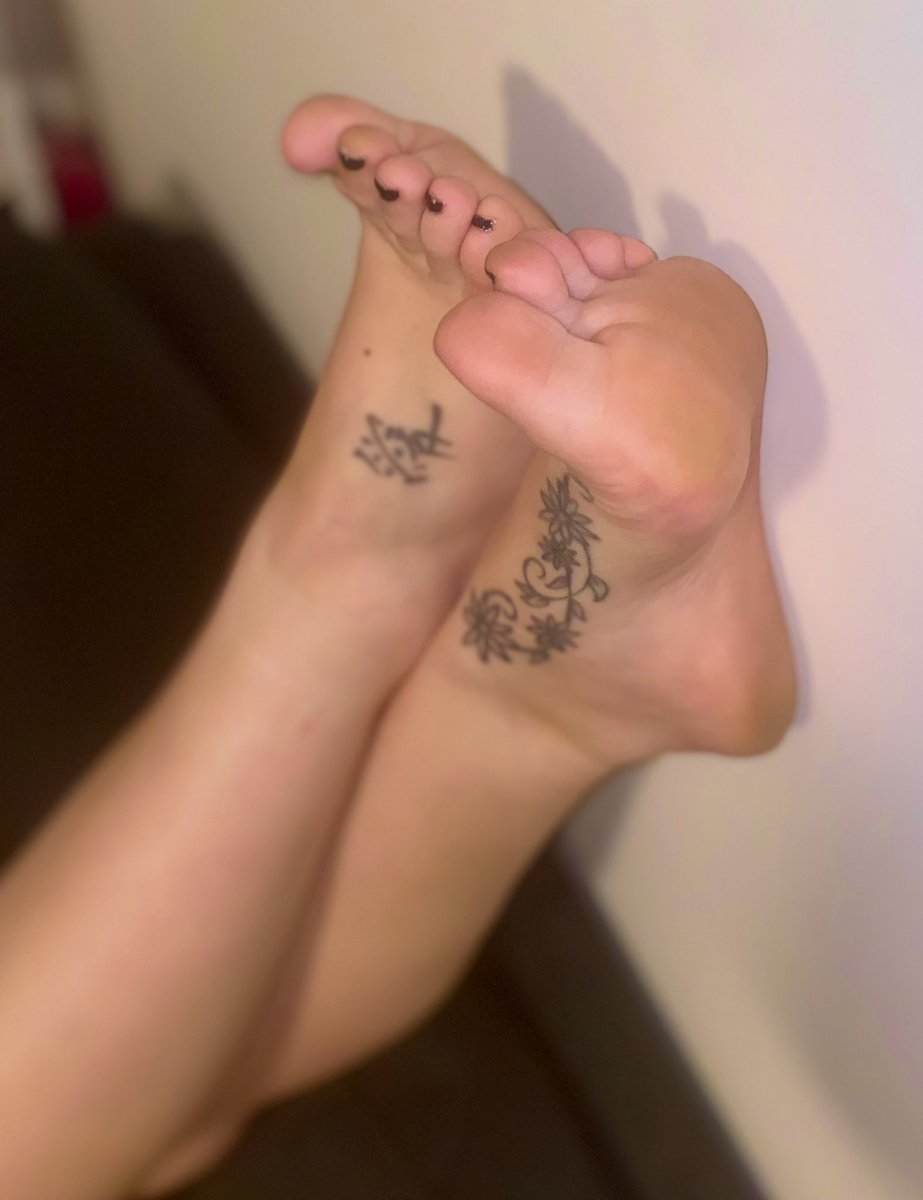 FootPrincess88's tweet photo. Waiting for you to come home from work to me and worship them 😈 https://t.co/0bsNtCU79U