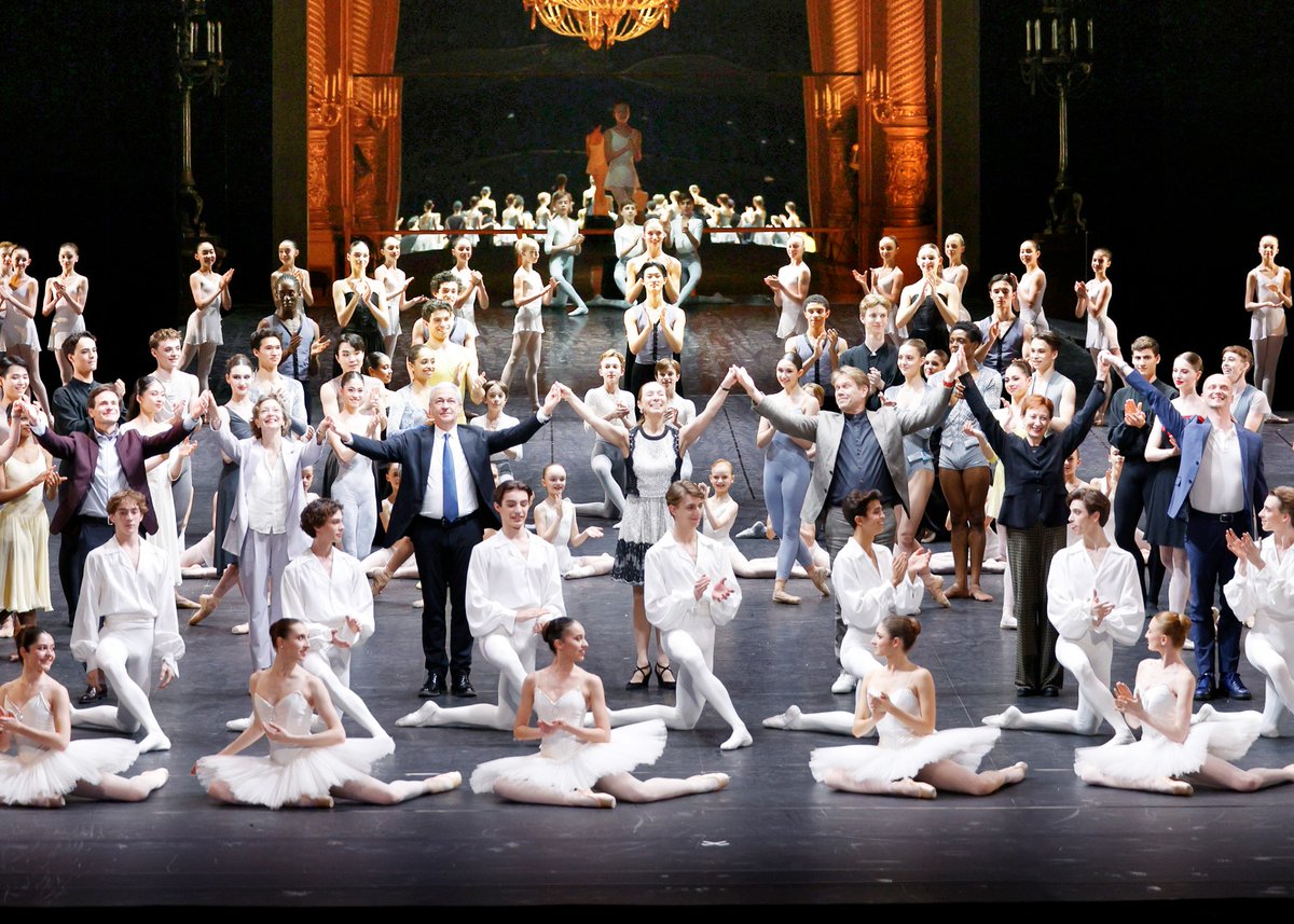 Chronique du Gala des Ecoles de Danse du XXe siècle. Huit écoles de danse du monde entier, Lifar, Ashton ou Neuemier dansés par les talents de demain, une grande découverte : la formule d'une superbe soirée, montrant toute la vitalité de la danse classique dansesaveclaplume.com/1123106/en-sce…