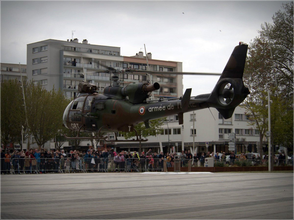 UnissonsLorient's tweet photo. Fait inhabituel méritant d'être souligné, Fabrice Loher, Maire de Lorient, a autorisé deux hélicoptères à venir se poser en cœur de Ville dans le cadre d'une "opération militaire" organisée par le CIRFA (Centre d'Informations et de Recrutement des Forces Armées). https://t.co/iHuF9pLp72